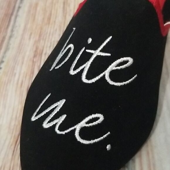 Memoi Bite Me Closed Toe Slippers - Picture 6 of 11